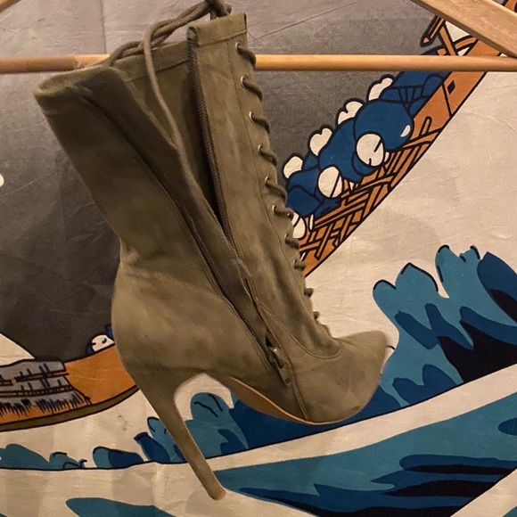 Steve Madden side zipper booties - Picture 3 of 5